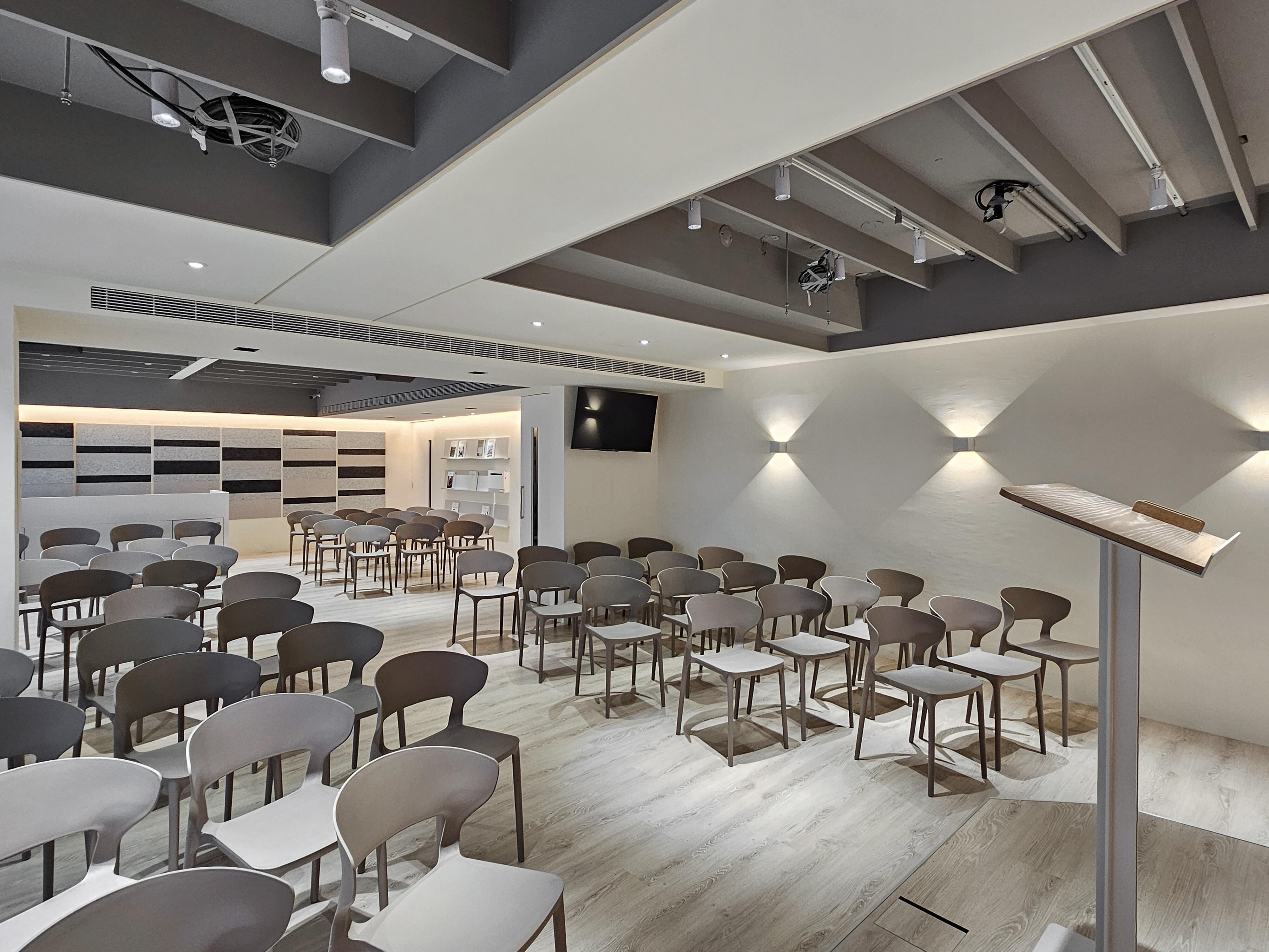 這是杰一的教會室內設計案例。我們透過細膩的設計手法，將原本的低矮與昏暗，化為溫暖的光影，為教堂營造出如藝廊般的感覺，讓人自在感受平靜與力量。