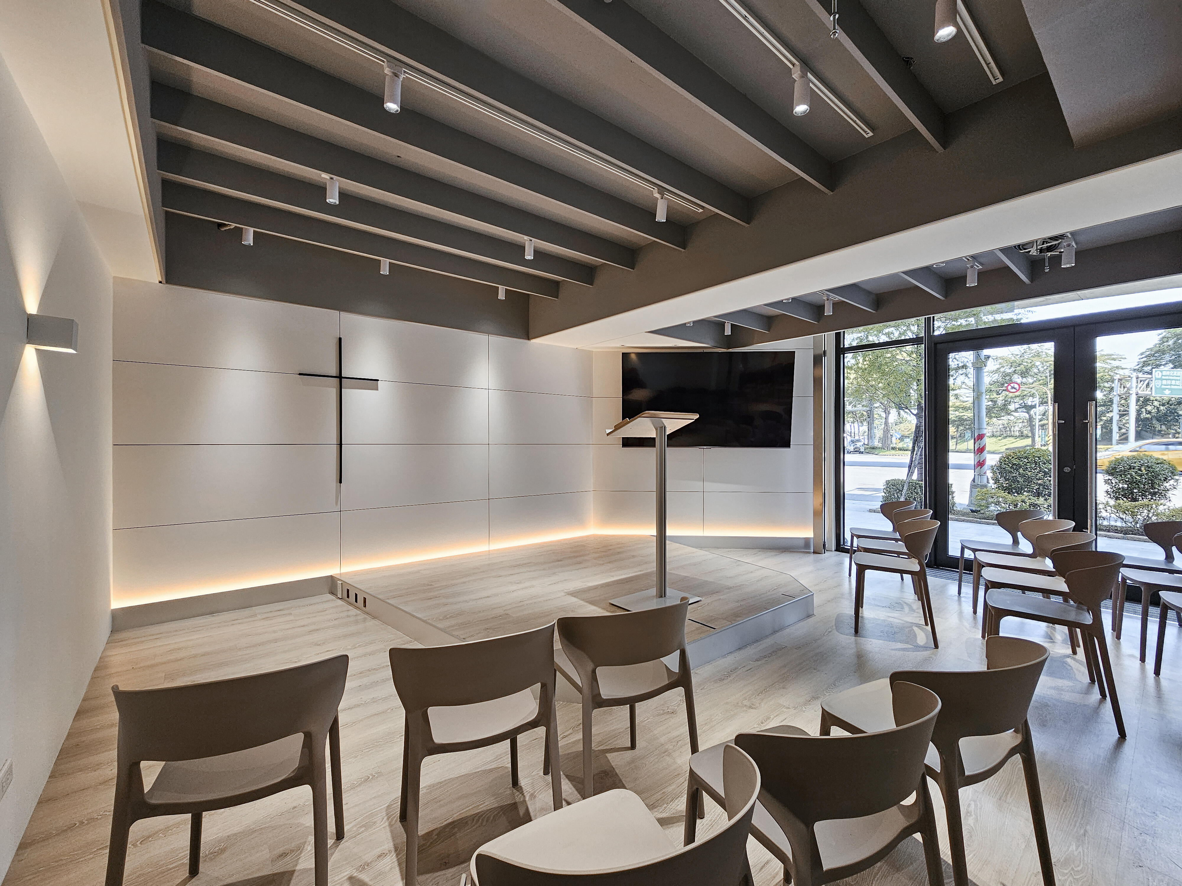 這是杰一的教會室內設計案例。我們透過細膩的設計手法，將原本的低矮與昏暗，化為溫暖的光影，為教堂營造出如藝廊般的感覺，讓人自在感受平靜與力量。