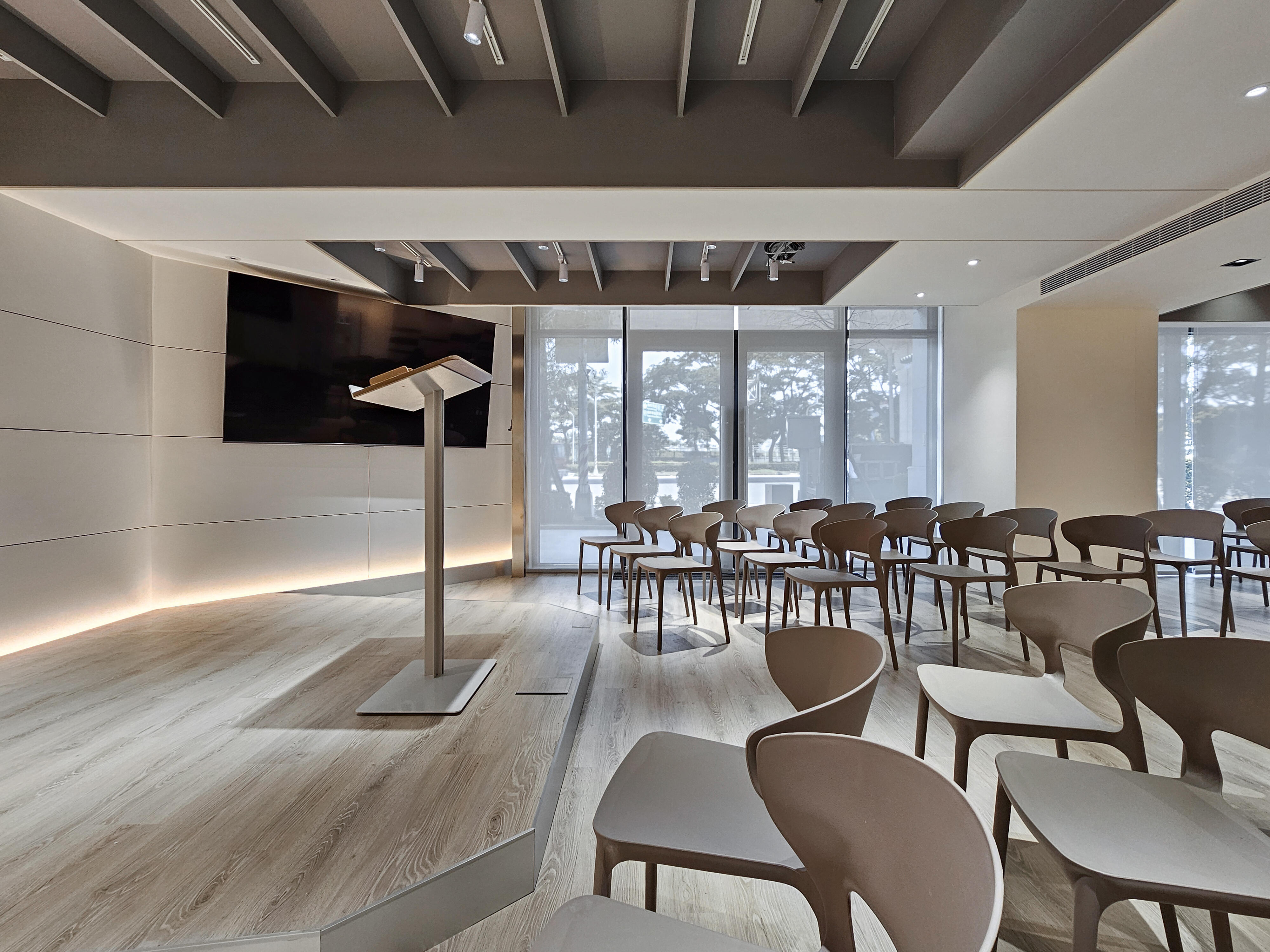 這是杰一的教會室內設計案例。我們透過細膩的設計手法，將原本的低矮與昏暗，化為溫暖的光影，為教堂營造出如藝廊般的感覺，讓人自在感受平靜與力量。