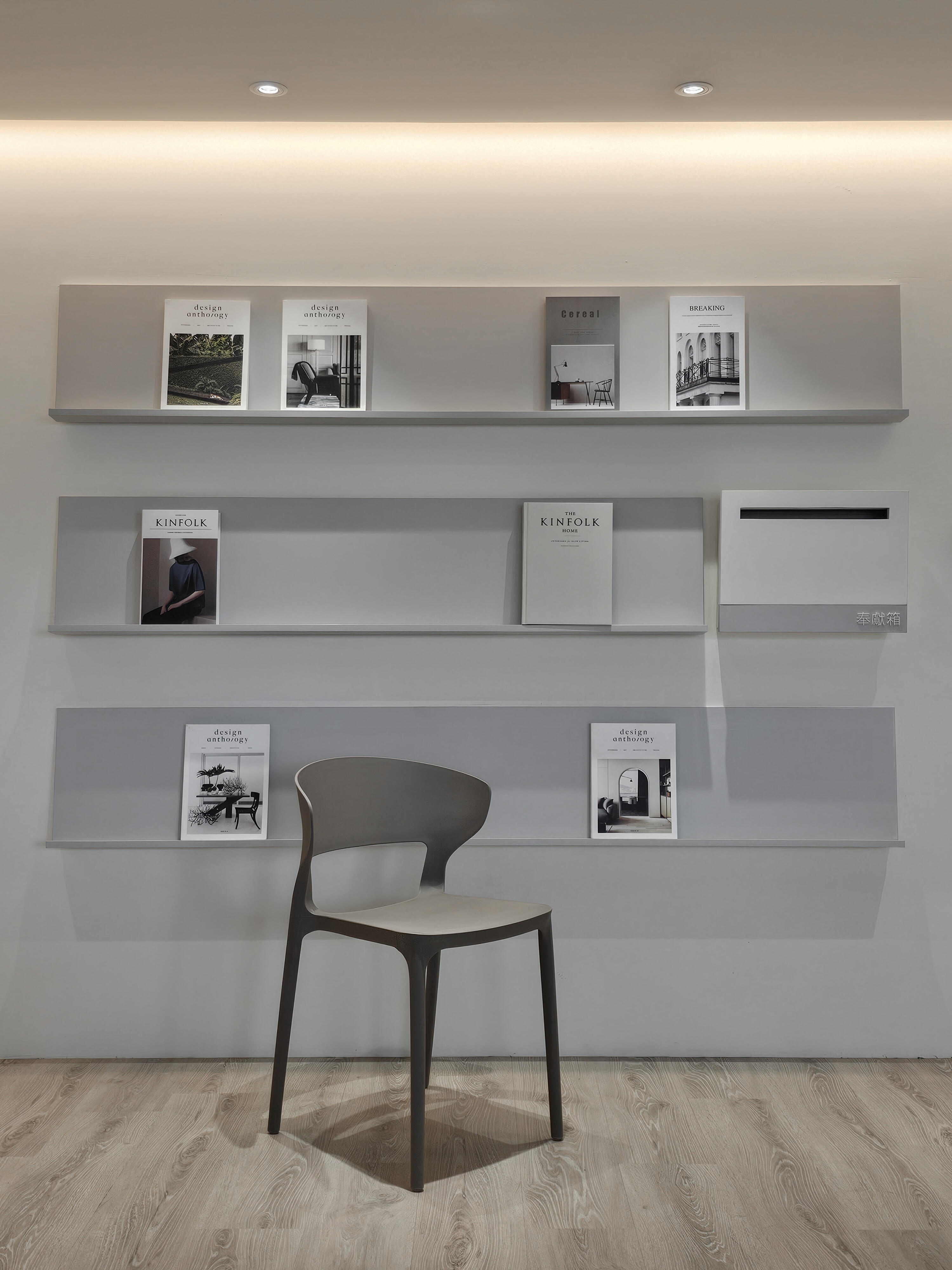 這是杰一的教會室內設計案例。我們透過細膩的設計手法，將原本的低矮與昏暗，化為溫暖的光影，為教堂營造出如藝廊般的感覺，讓人自在感受平靜與力量。