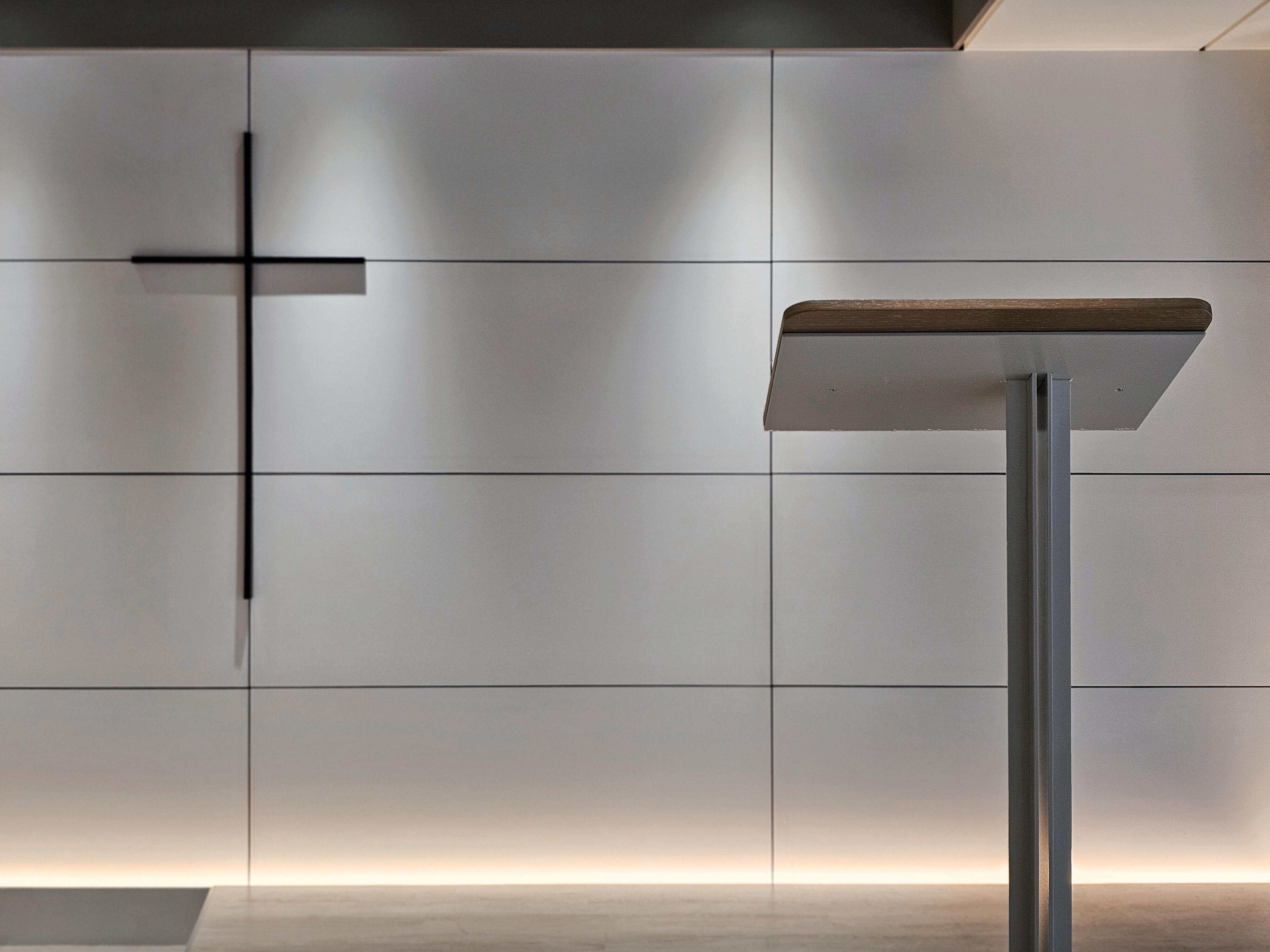 這是杰一的教會室內設計案例。我們透過細膩的設計手法，將原本的低矮與昏暗，化為溫暖的光影，為教堂營造出如藝廊般的感覺，讓人自在感受平靜與力量。