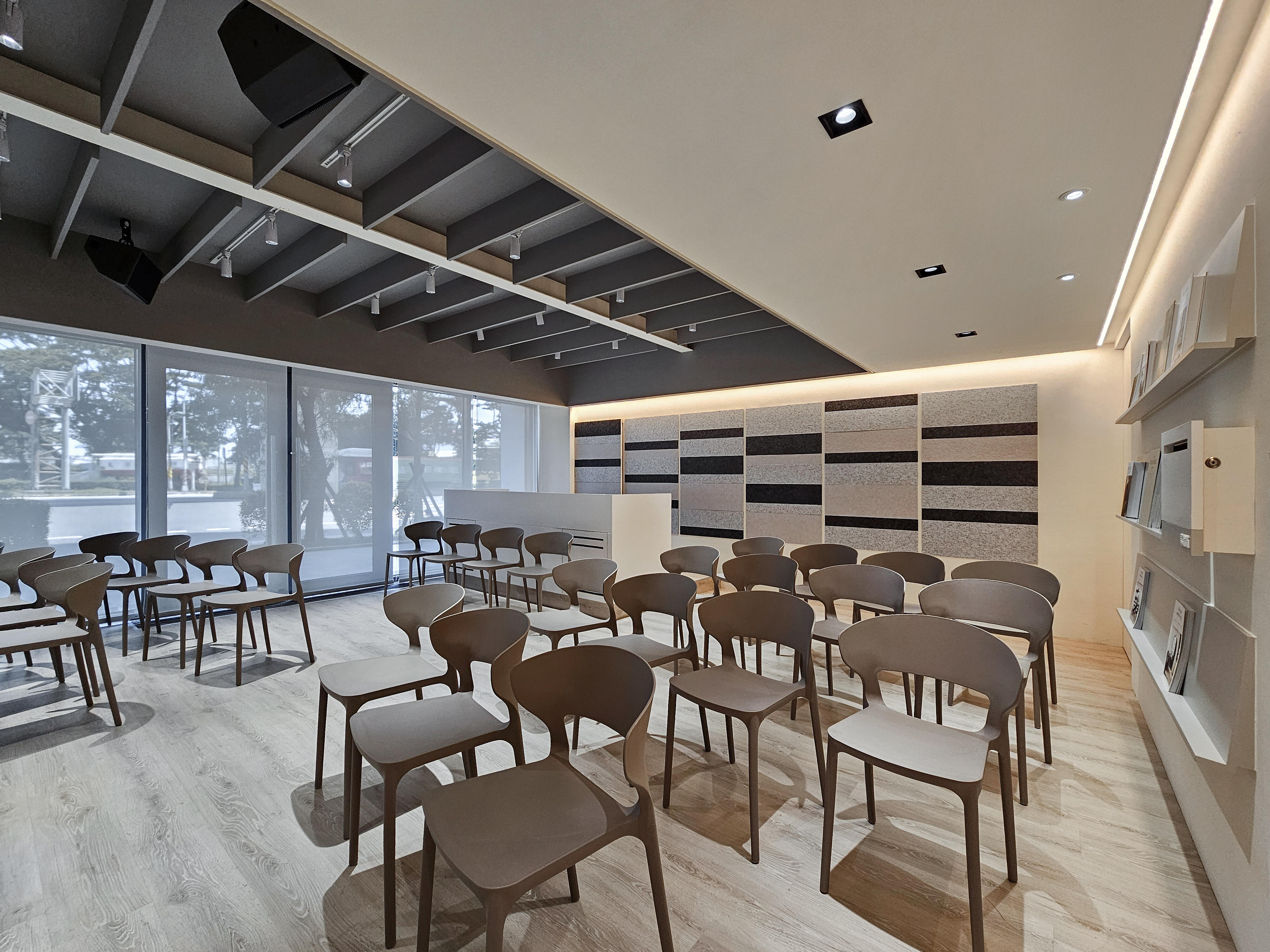 這是杰一的教會室內設計案例。我們透過細膩的設計手法，將原本的低矮與昏暗，化為溫暖的光影，為教堂營造出如藝廊般的感覺，讓人自在感受平靜與力量。