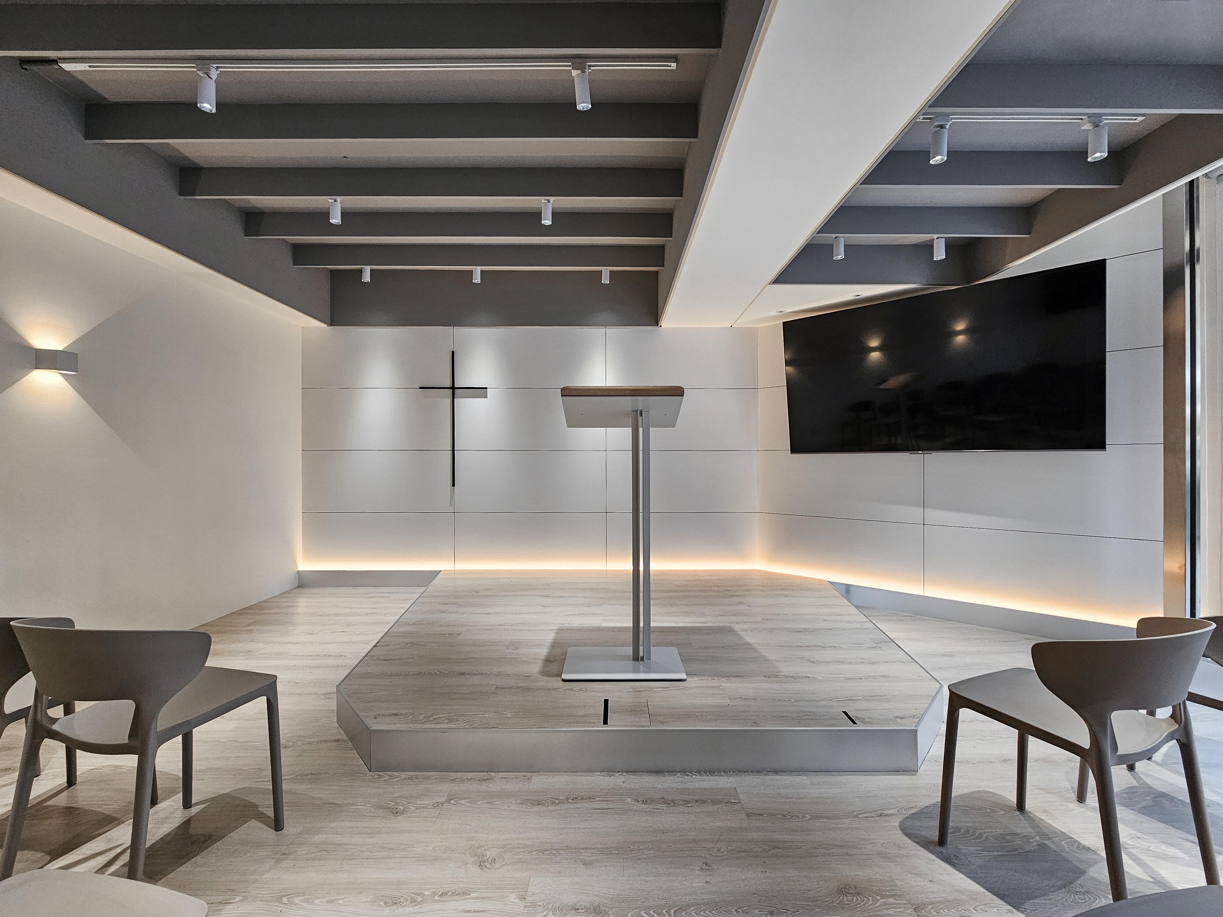 這是杰一的教會室內設計案例。我們透過細膩的設計手法，將原本的低矮與昏暗，化為溫暖的光影，為教堂營造出如藝廊般的感覺，讓人自在感受平靜與力量。