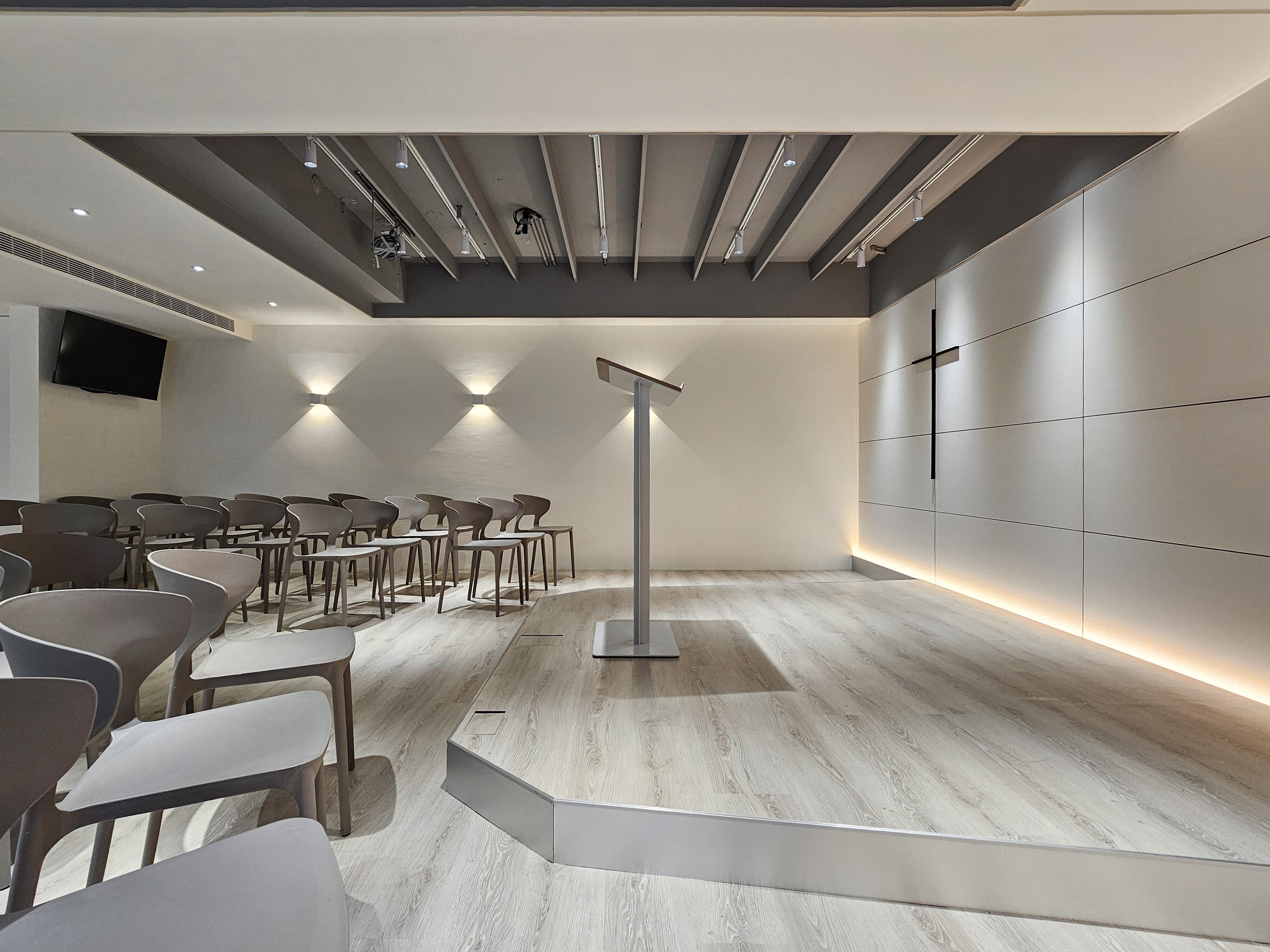 這是杰一的教會室內設計案例。我們透過細膩的設計手法，將原本的低矮與昏暗，化為溫暖的光影，為教堂營造出如藝廊般的感覺，讓人自在感受平靜與力量。