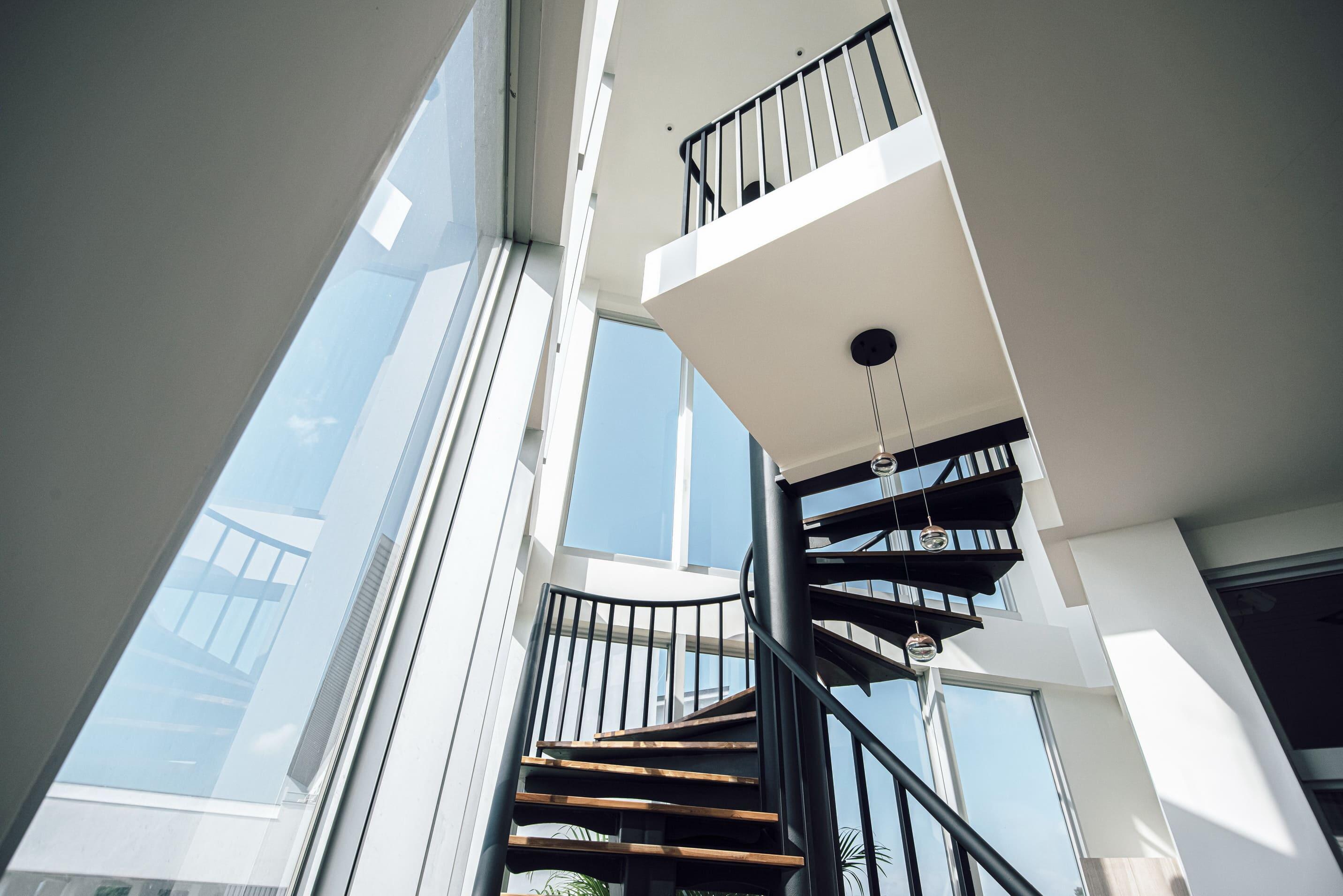 日光嶼南民宿位於墾丁，外型純白的建築與海天草原無縫相連。運用室內外交融的泳池與休憩空間，這是一間融合了現代美學與自然景觀的民宿設計案例。