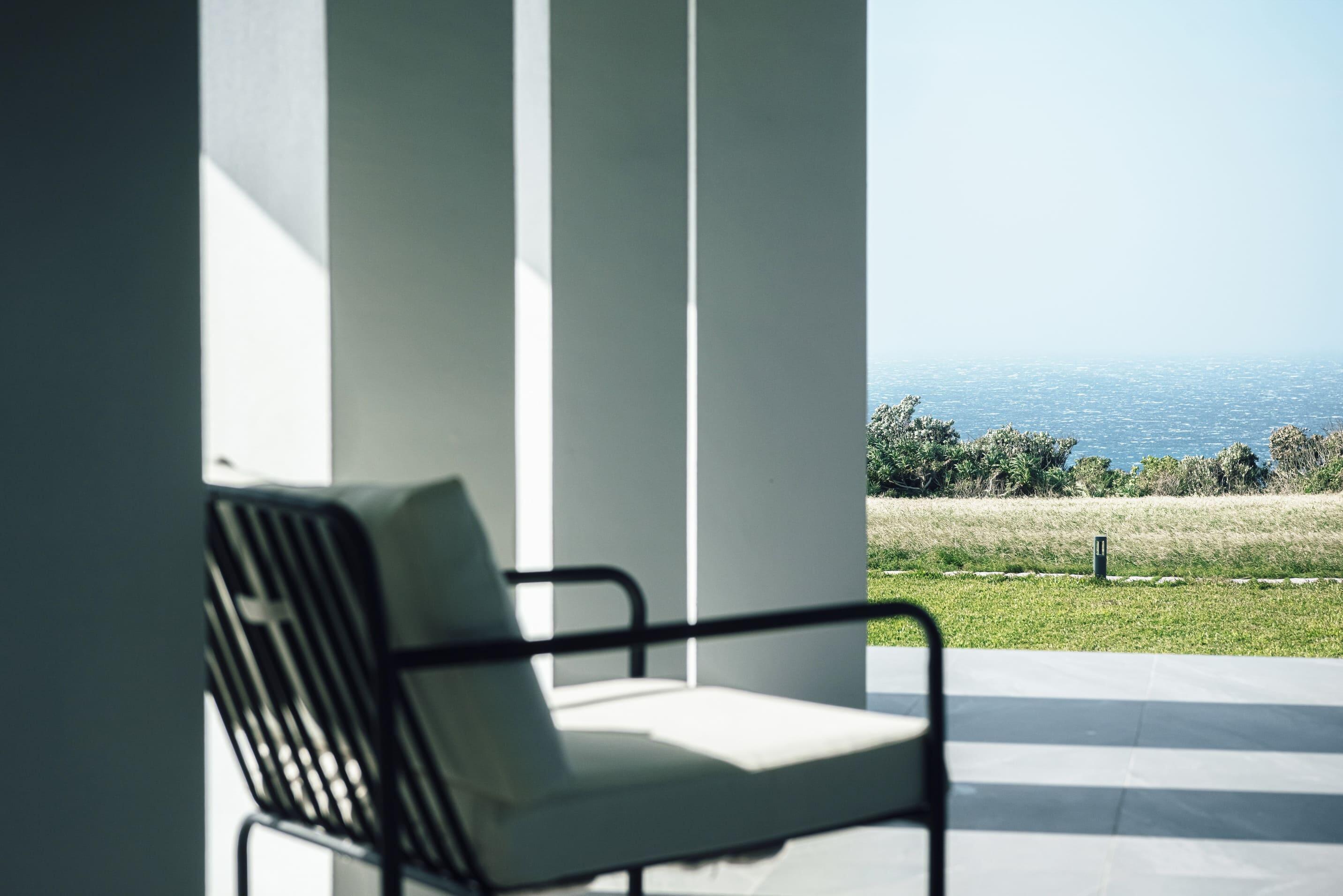 日光嶼南民宿位於墾丁，外型純白的建築與海天草原無縫相連。運用室內外交融的泳池與休憩空間，這是一間融合了現代美學與自然景觀的民宿設計案例。