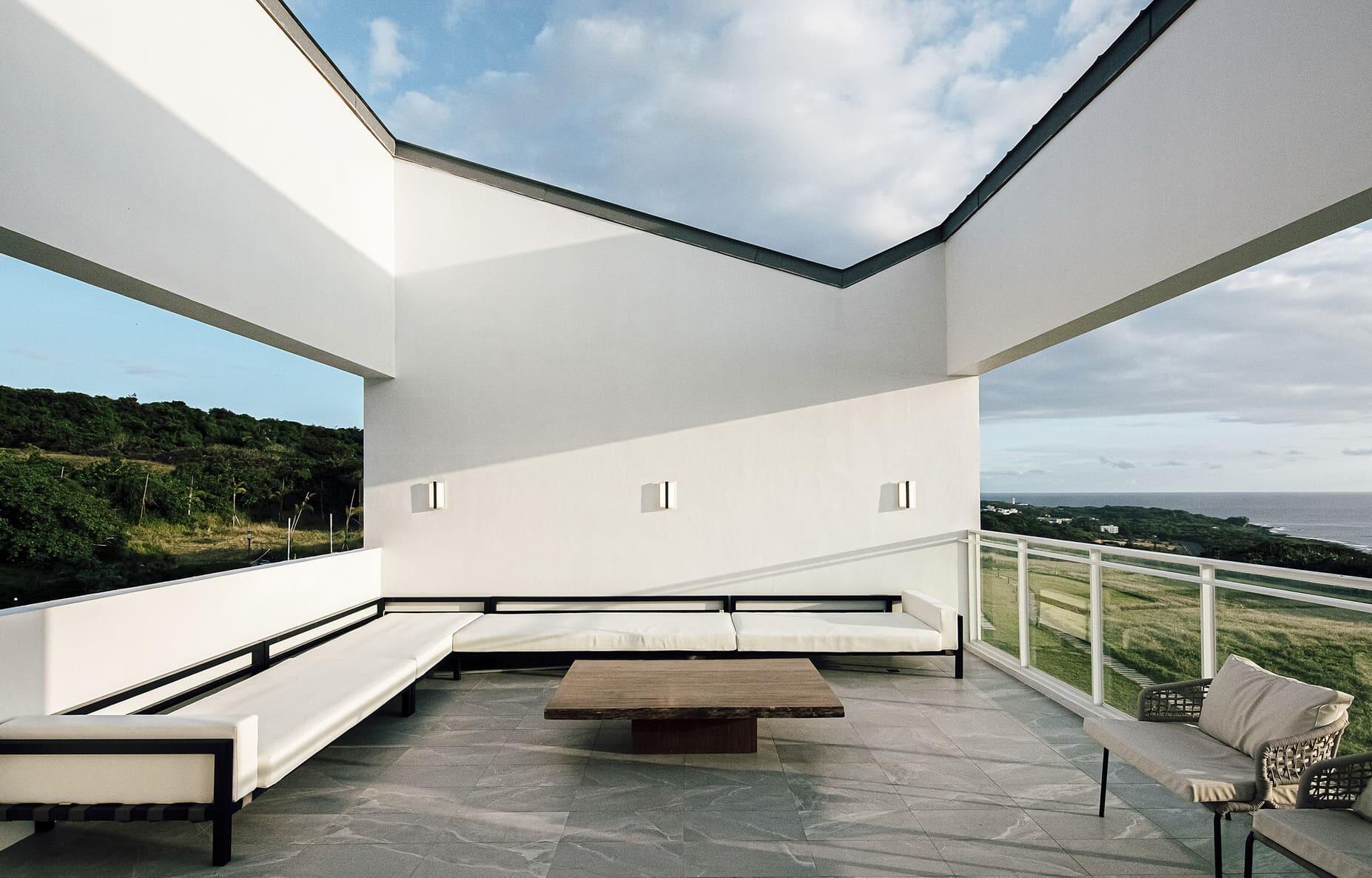 日光嶼南民宿位於墾丁，外型純白的建築與海天草原無縫相連。運用室內外交融的泳池與休憩空間，這是一間融合了現代美學與自然景觀的民宿設計案例。