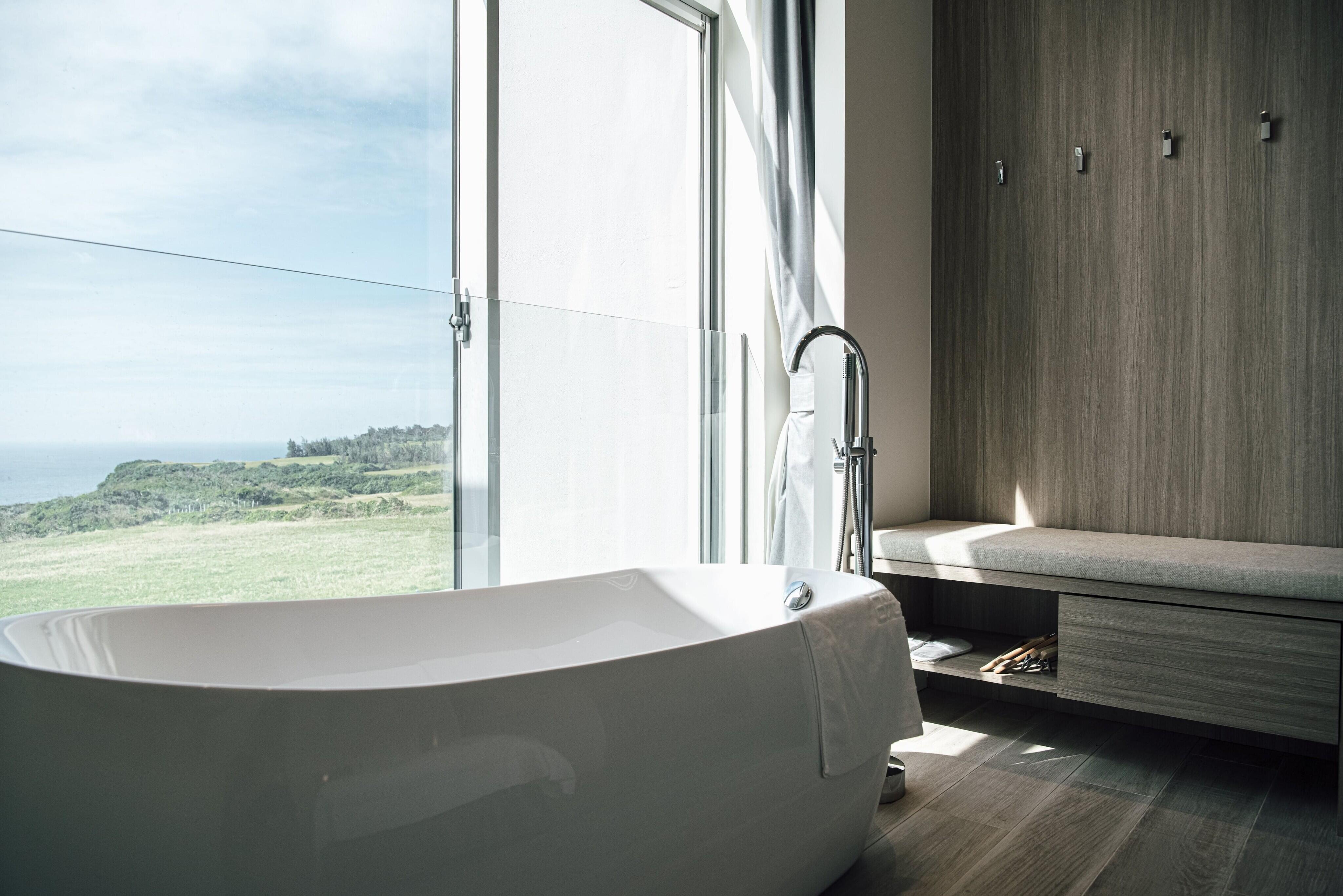 日光嶼南民宿位於墾丁，外型純白的建築與海天草原無縫相連。運用室內外交融的泳池與休憩空間，這是一間融合了現代美學與自然景觀的民宿設計案例。