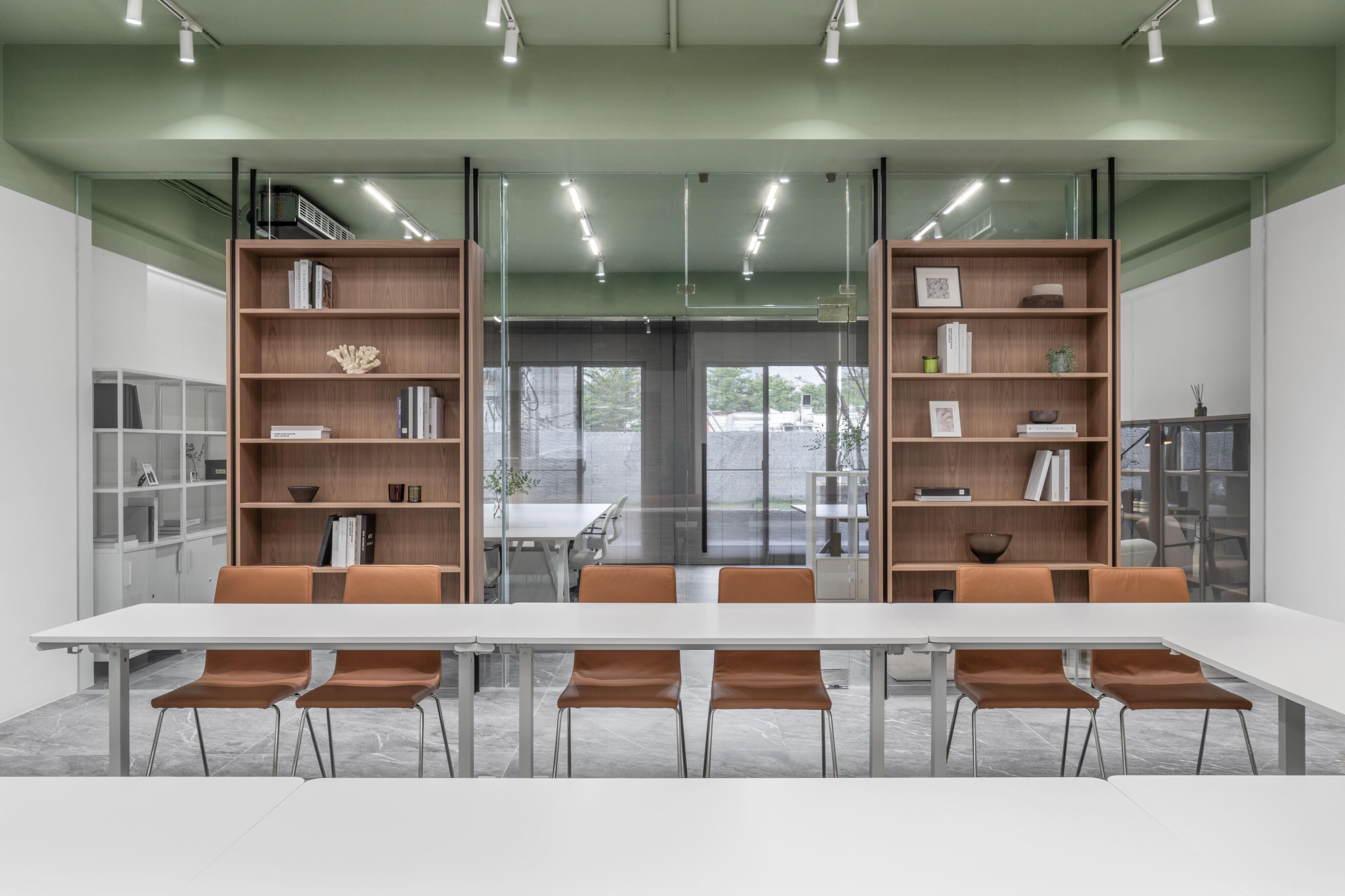 走進至和中醫辦公室，陽光灑落、綠意盎然。苔癬綠天花與漂浮文字牆延續自然氣息，開放書櫃劃分會議與辦公區，是值得參考的辦公室設計案例。