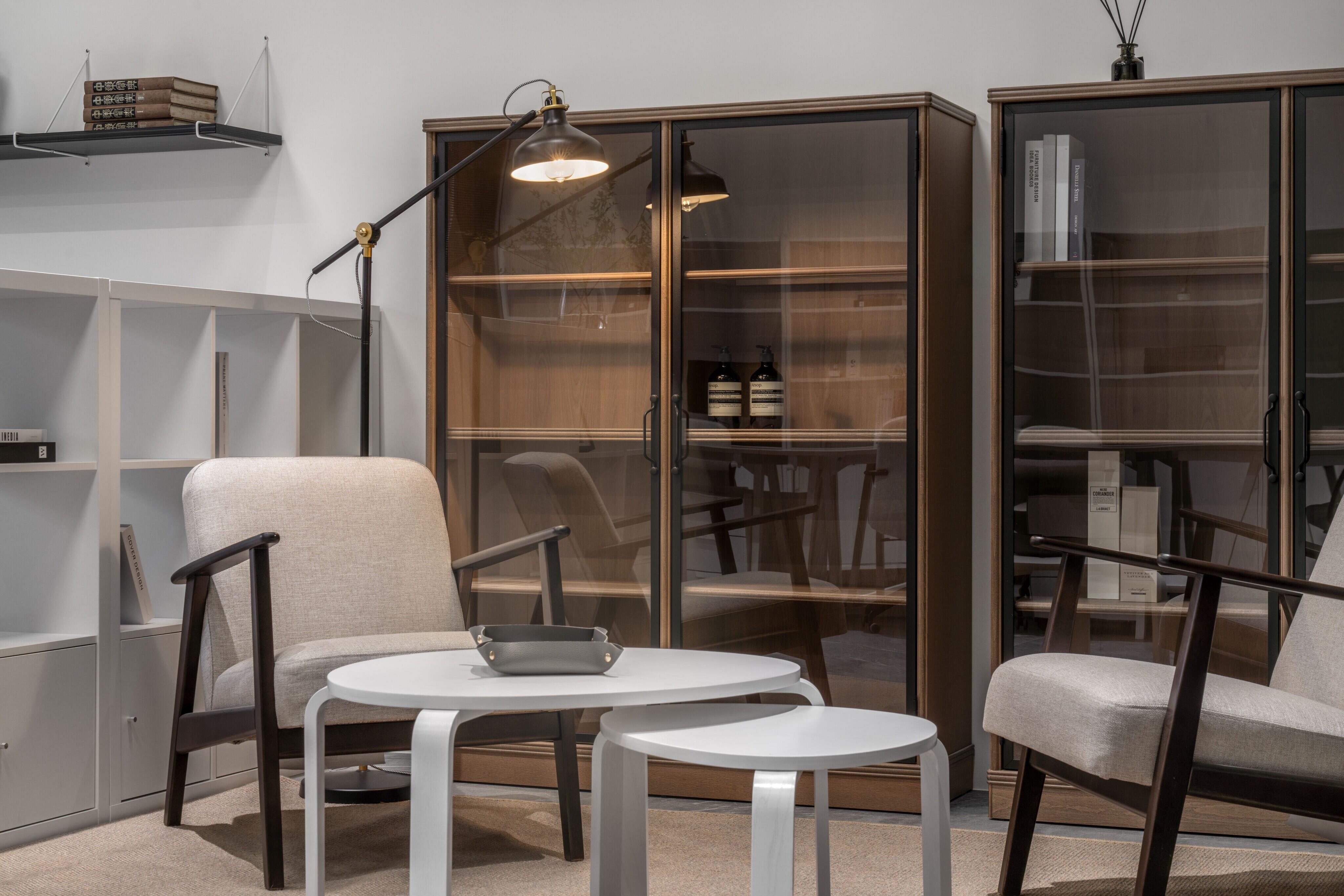 走進至和中醫辦公室，陽光灑落、綠意盎然。苔癬綠天花與漂浮文字牆延續自然氣息，開放書櫃劃分會議與辦公區，是值得參考的辦公室設計案例。